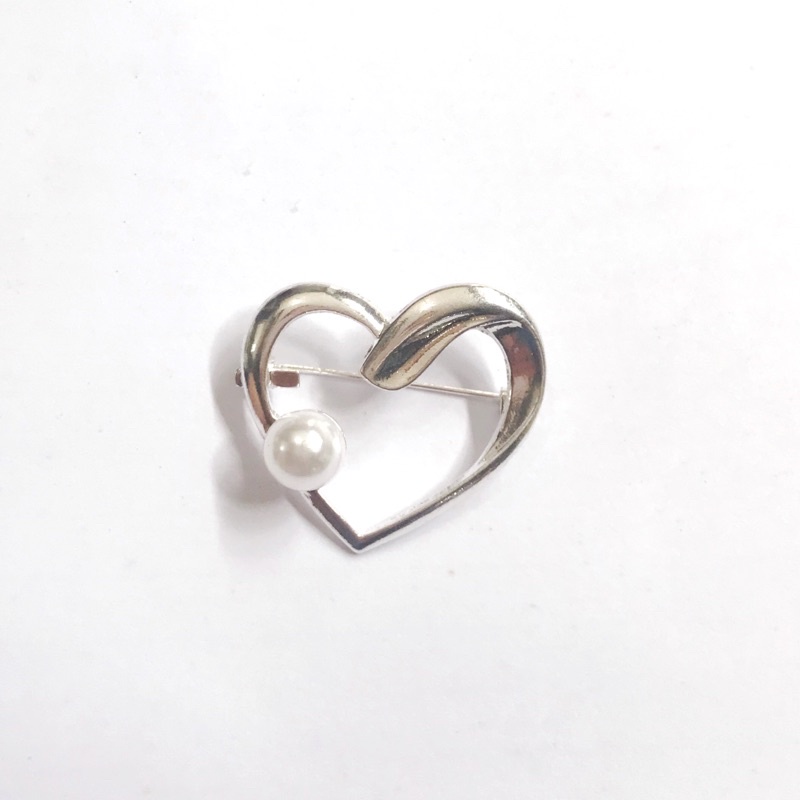 Brooch / bros cantik / bros jilbab / bros murah / bros murmer / bros love / bros geometri / Bros Mewah Bros Elegan Bros Hijab Bros Kebaya Bros Dada bros Tuspin Bros Pin Btrooch Korean Style Brooch AKsesories Jilbab Accessories BRS-B02 Bros Daily BZO-SILVER-CINTAS