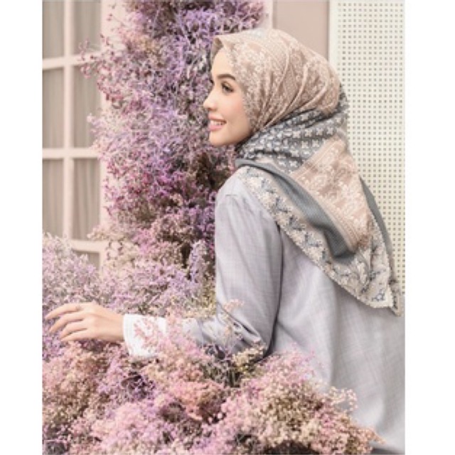 Julang Scarf Wearing Klamby