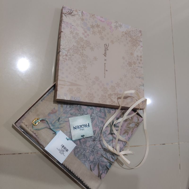 Buttonscraves Disney's Frozen (Almond)