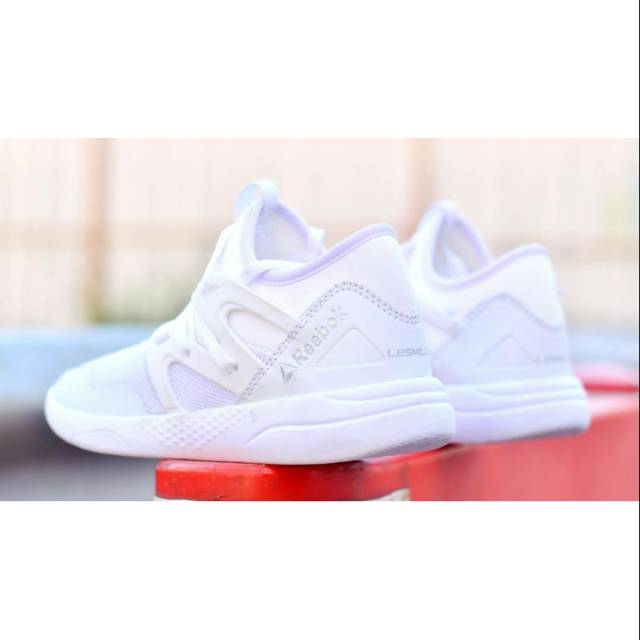 sneakers reebok wanita