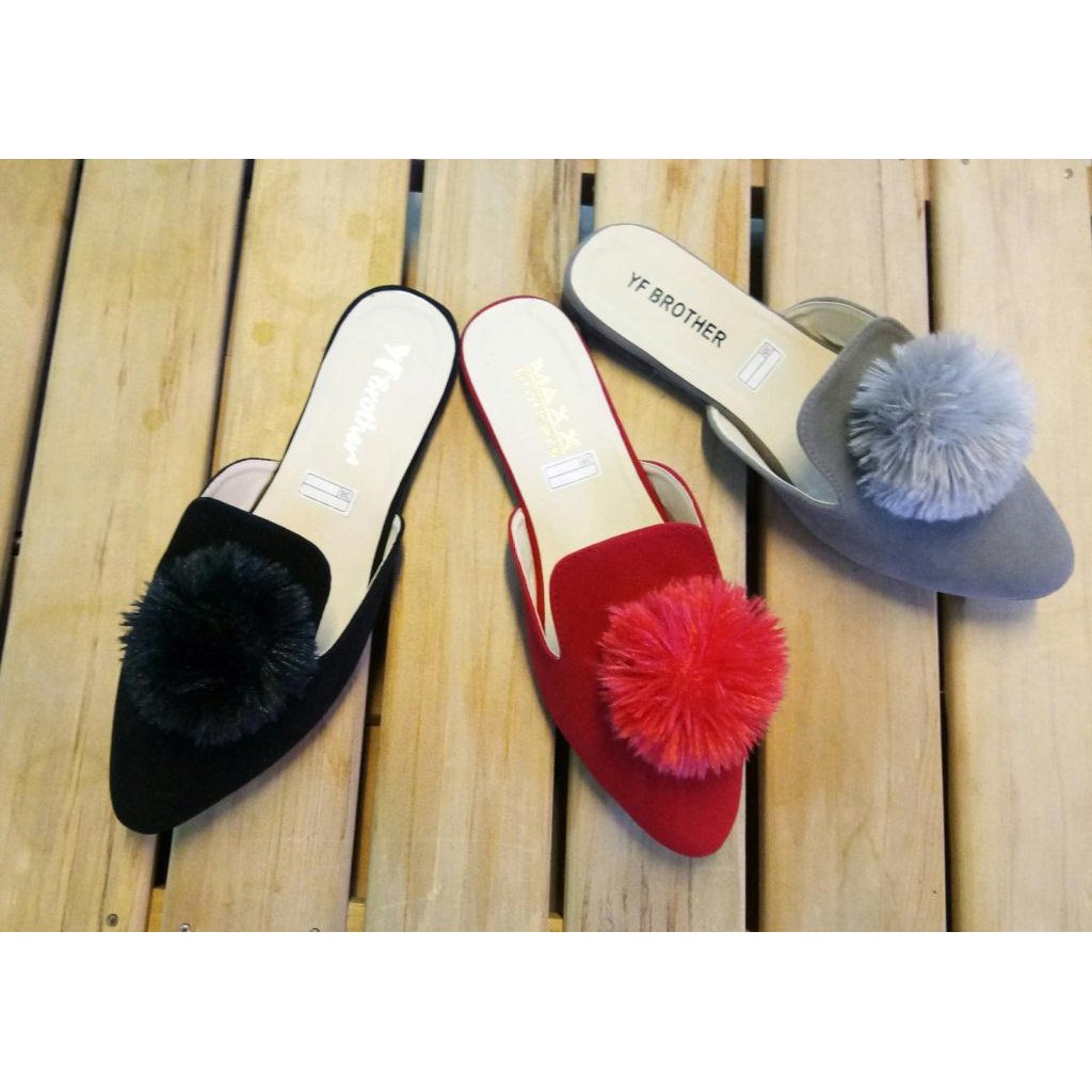 Sepatudari Karin Flatshoes wanita slop pom pom nyaman dipakai KR-FS0011