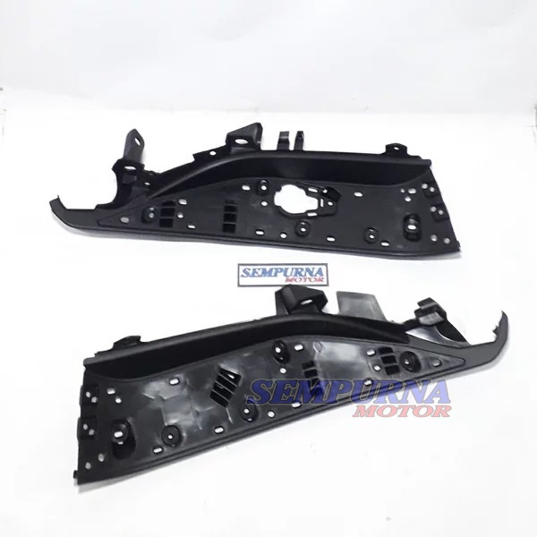 Dek Atas Bordes Board Footrest 2 Pijakan Kaki Set Kanan Kiri Aerox 155 100% Original ORI Yamaha YGP B65-F7488-00 B65-F7481-00