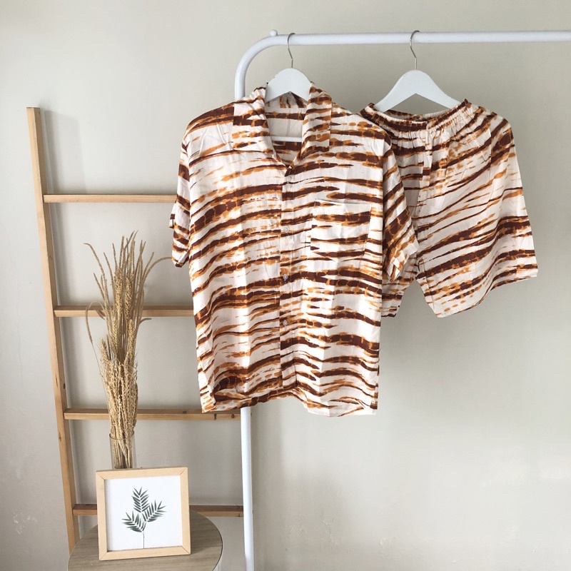hirafa - One Set Setelan Atas Bawah Full Kancing / Baju Santai Tie Dye / Baju Wanita Pria-Stripe - Coklat