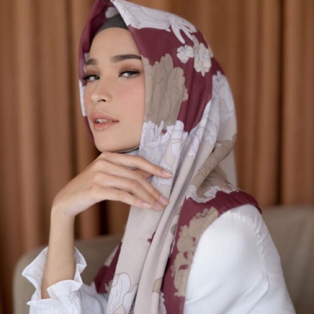 ALLURE SCARF IN BOLD K.L.A.M.B.Y