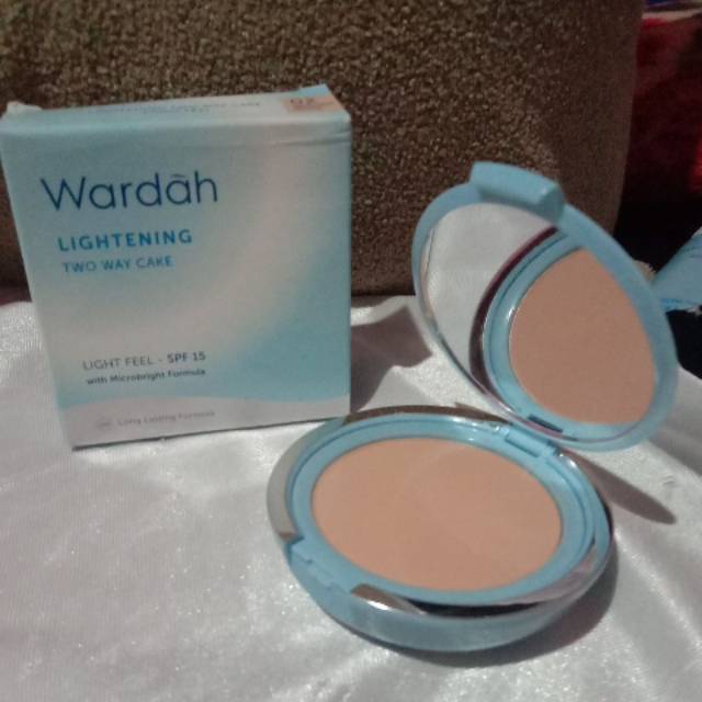 Bedak wardah two way cake no 2 golden beige