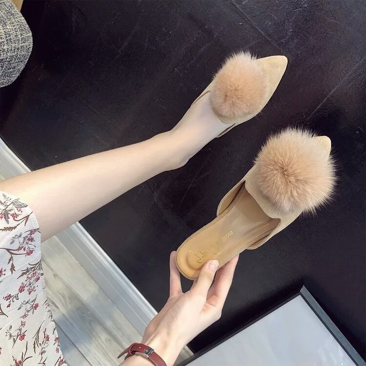 Sepatudari Karin Flatshoes wanita slop pom pom nyaman dipakai KR-FS0011