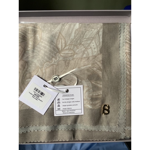 Preloved Nusantara Mountain Buttonscarves