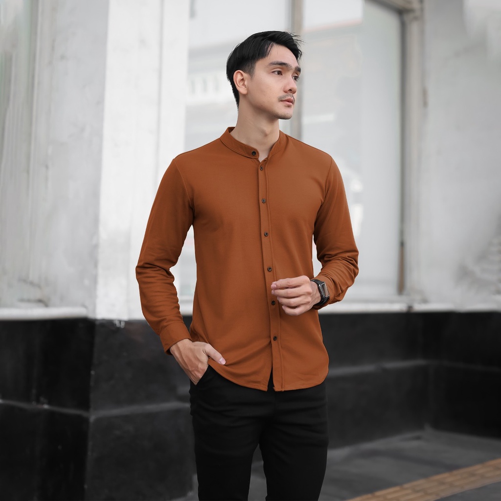 BROGUY Kemeja Pria Lengan Panjang Basic Polos Kerah Sanghai Casual Slimfit Light Brown Size M - XXL