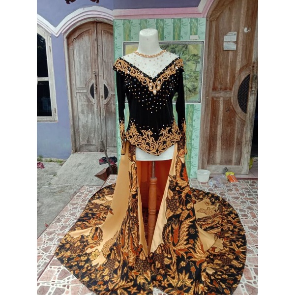 Setelan kebaya bludru dan ekor