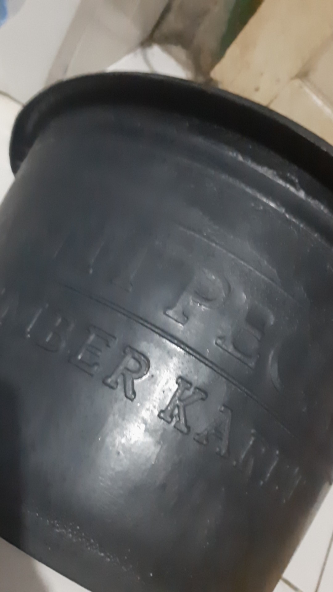 Ember Hitam Antipecah Besar