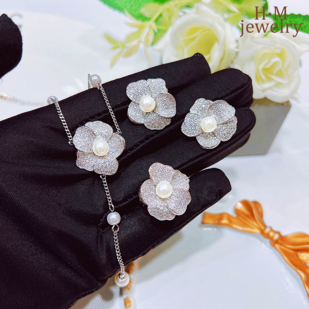 Set Kalung Gelang Cincin Anting Stud Desain Bunga Kamelia Aksen Berlian Mutiara