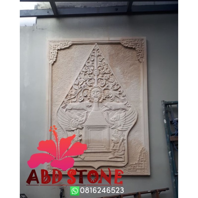 relief dinding wayang Kayon batu alam