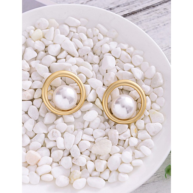 LRC Anting Tusuk Fashion Gold Big Circle Pearl Earrings F59790