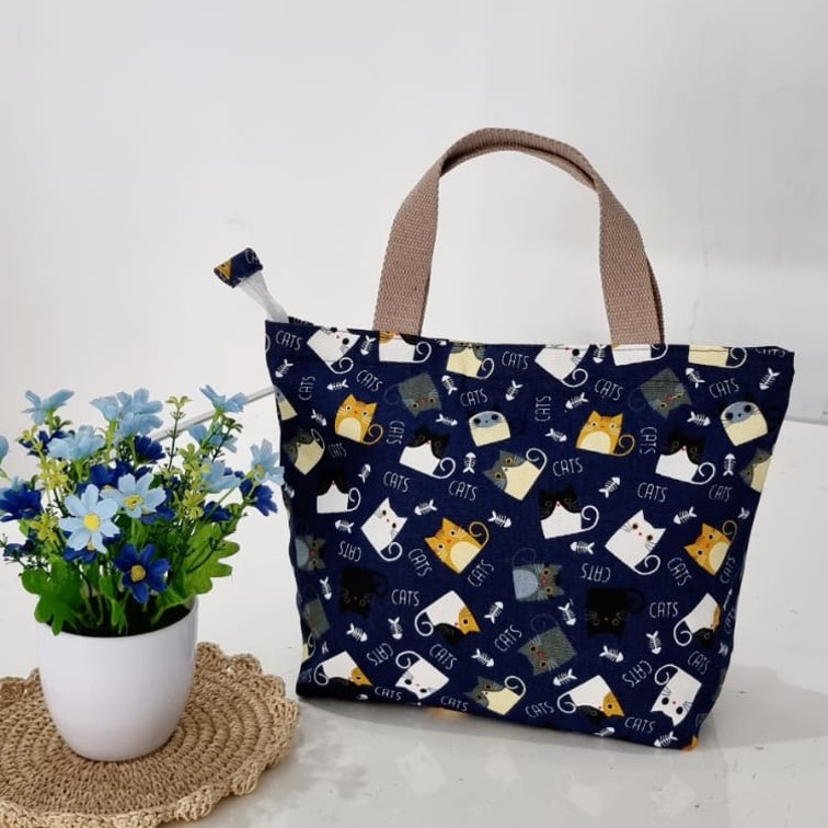 TAS KANVAS HANDBAG KANVAS BESAR MOTIF KUCING BIRU. Riens Collections