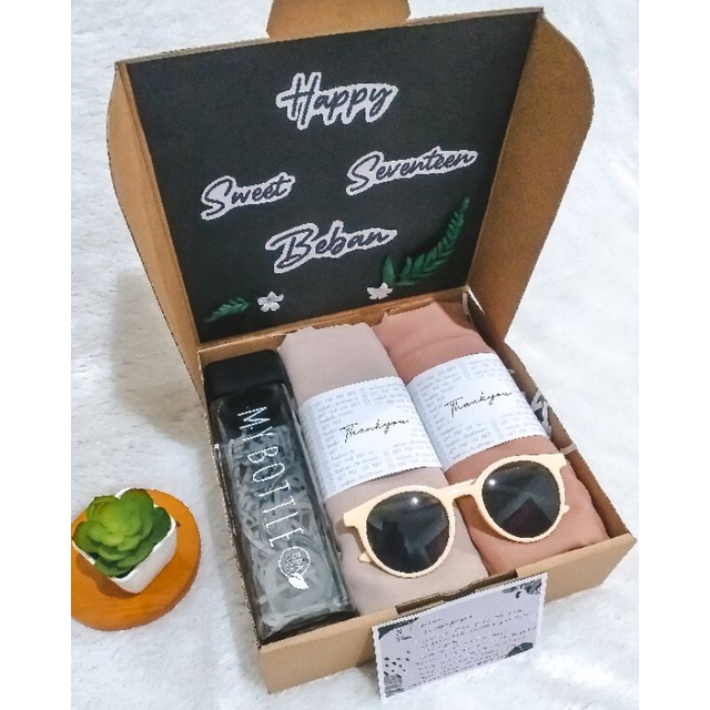 

HAMPERS DAN KADO GIFT BOX HIJAB / KADO ULANG TAHUN CEWEK / KADO WISUDA CEWEK / HAMPERS CEWEK