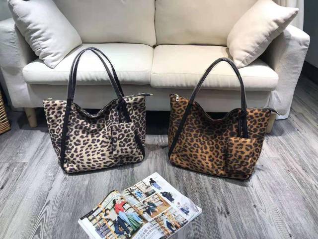 Fashion Tote  leopard  free  pouch