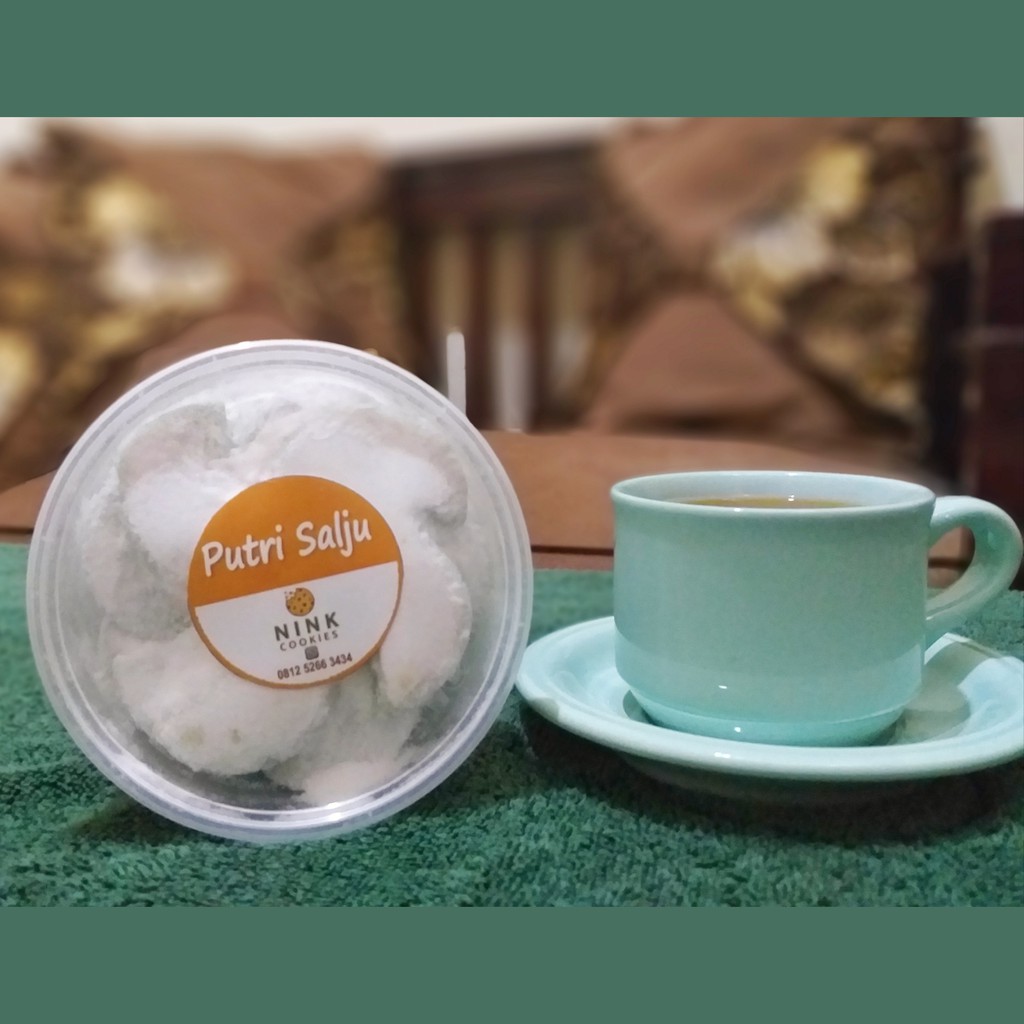 

Kue Putri Salju Pandan
