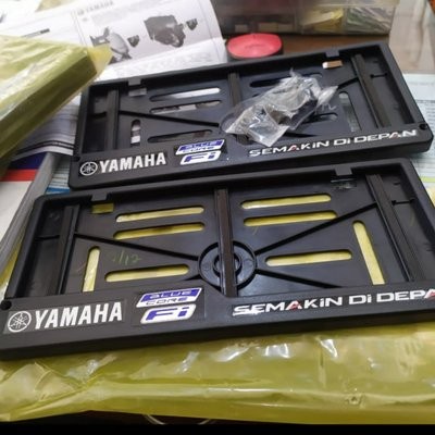DUDUKAN COVER PLAT NOMOR YAMAHA BLUECORE