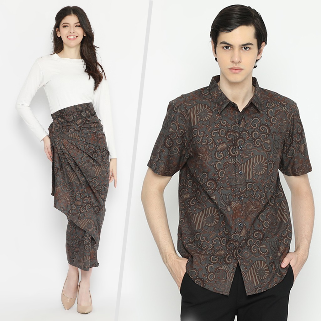 BAJU BATIK COUPLE  Kemeja Rok Lilit Instan Batik Pria Lengan Pendek Premium Motif Balian Abu 725178 Cap 72 - Baju Kemeja Atasan Pakaian Batik Couple Cople Pria Cowok Laki Laki Remaja Keluarga Lengan Pendek Modern Slimfit Premium Kekinian