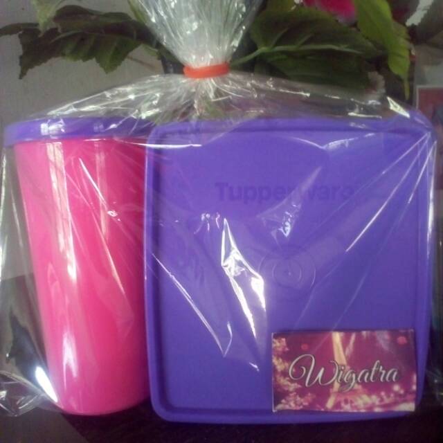 Happy day's Tupperware