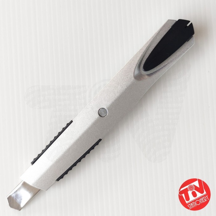 

Bagus Cutter Deli Pro 2056S Zamak Soft-Touch Black Blade Terlaris