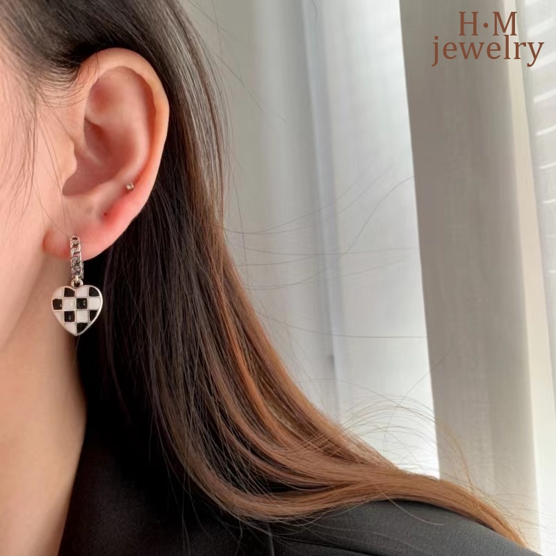 Anting Klip Asimetris Desain Papan Catur Hati Gaya Retro Untuk Wanita