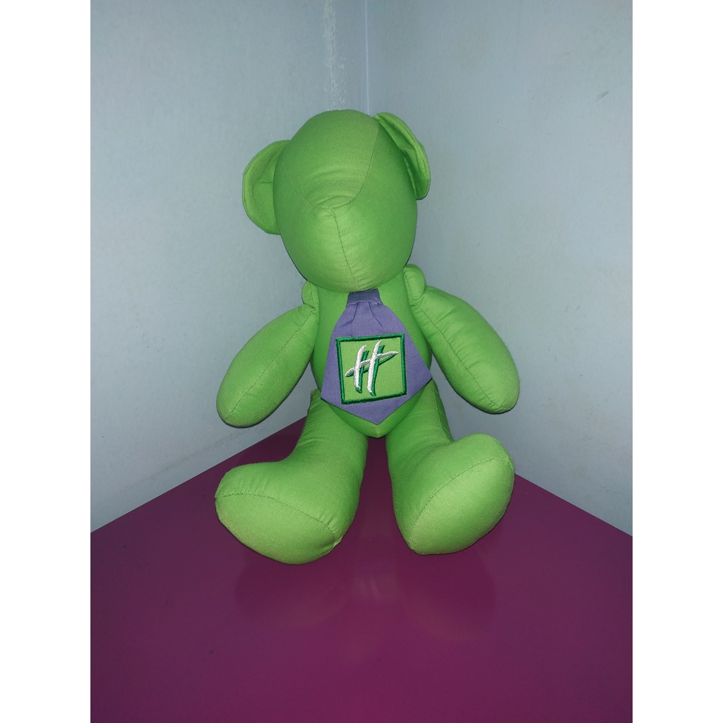Boneka beruang hijau
