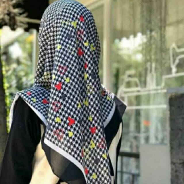 Kerudung segiempat hitam putih ala deenay kw