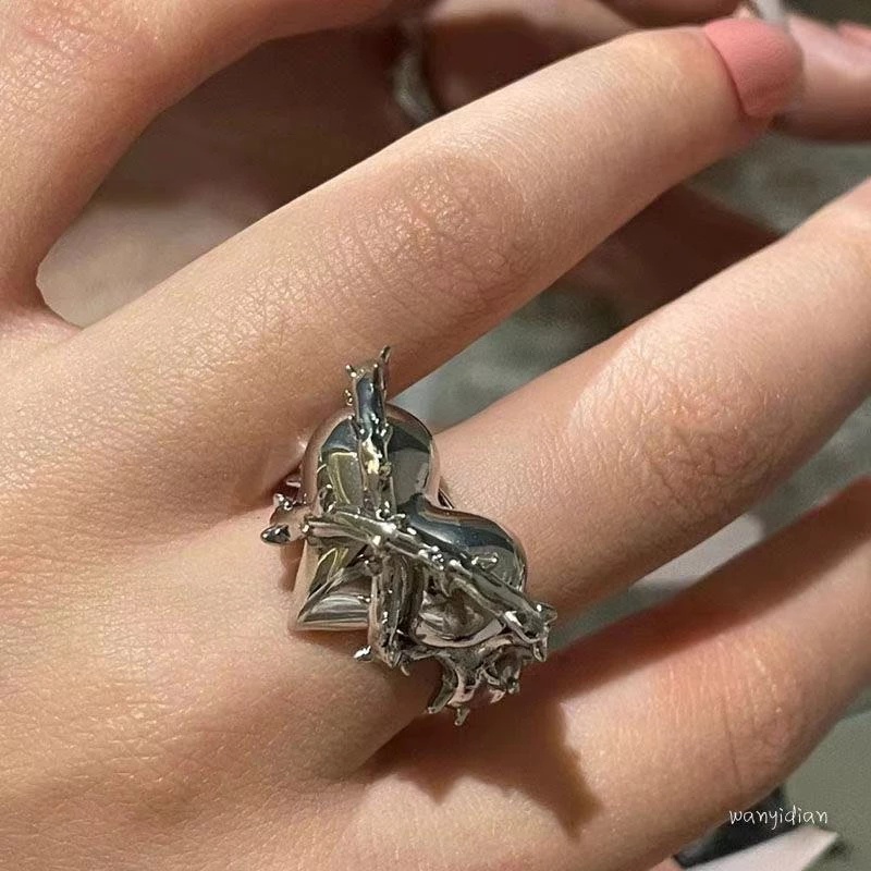 Cincin Model Terbuka Desain Hati Berduri Gaya Retro Untuk Wanita