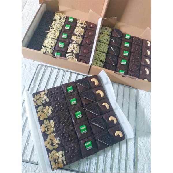 Brownies Fudgy Premium Toping &quot;MIX RANDOM&quot; 25 Potong  Panggang