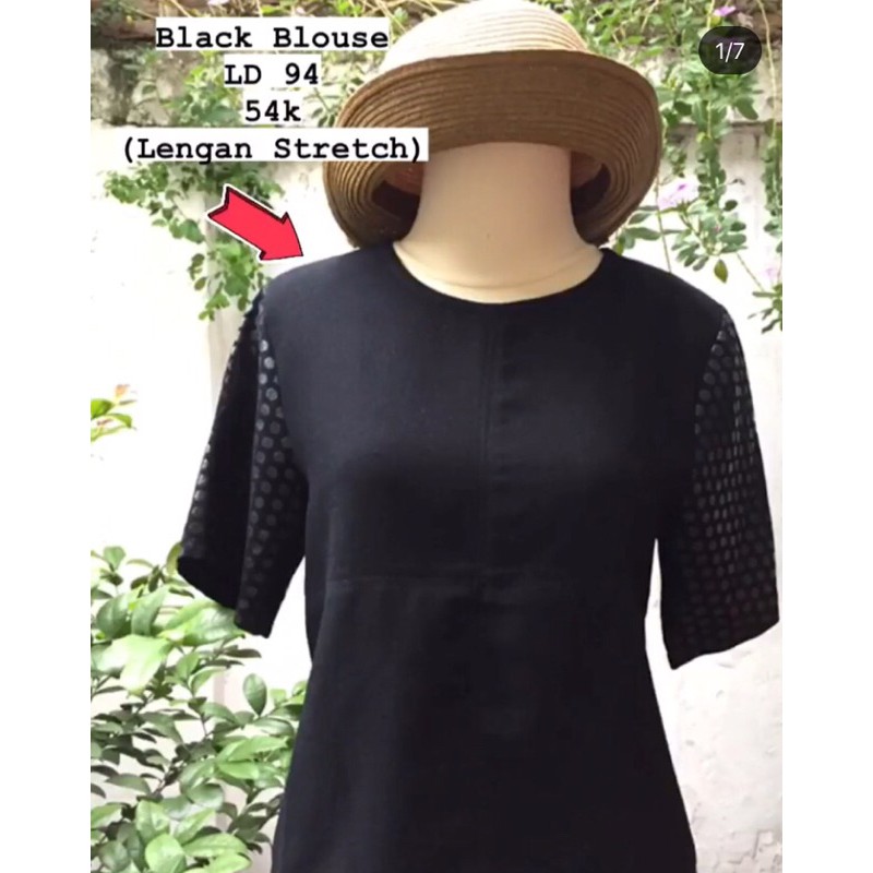 Blouse Hitam Polos.