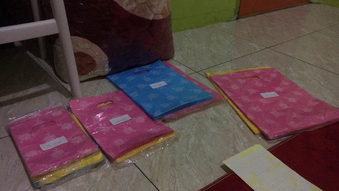 Plastik Olshop Motif Daisy 25 X 35 Isi 50 Lembar/kantong Plastik Oval Plong Motif