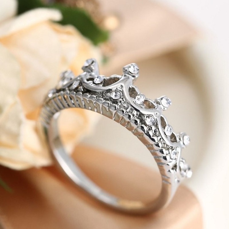 Fashion queen temperament hollow flashing diamond carved crown index finger ring