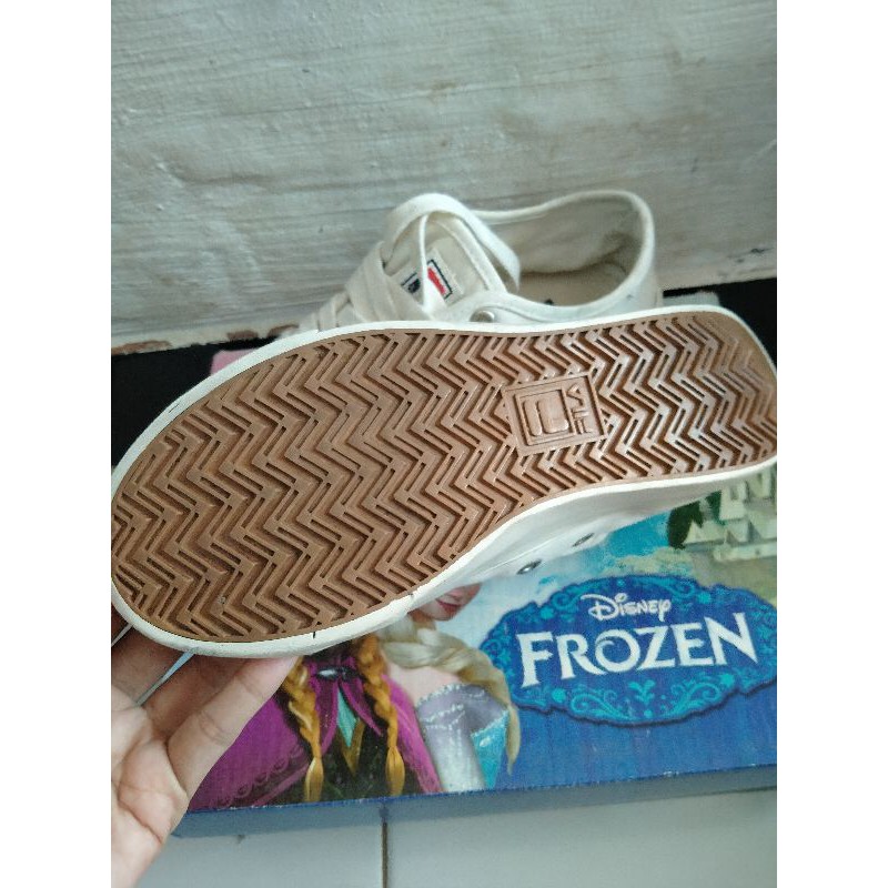 PRELOVED SEPATU CEWEK ORI FILA WARNA PUTIH