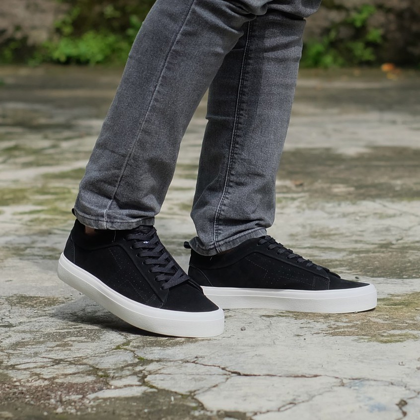 Scarlet Black | Sepatu Sneaker Hitam Suede Skate Simpel Casual Sket Sneakers Snikers | FORIND Tragen