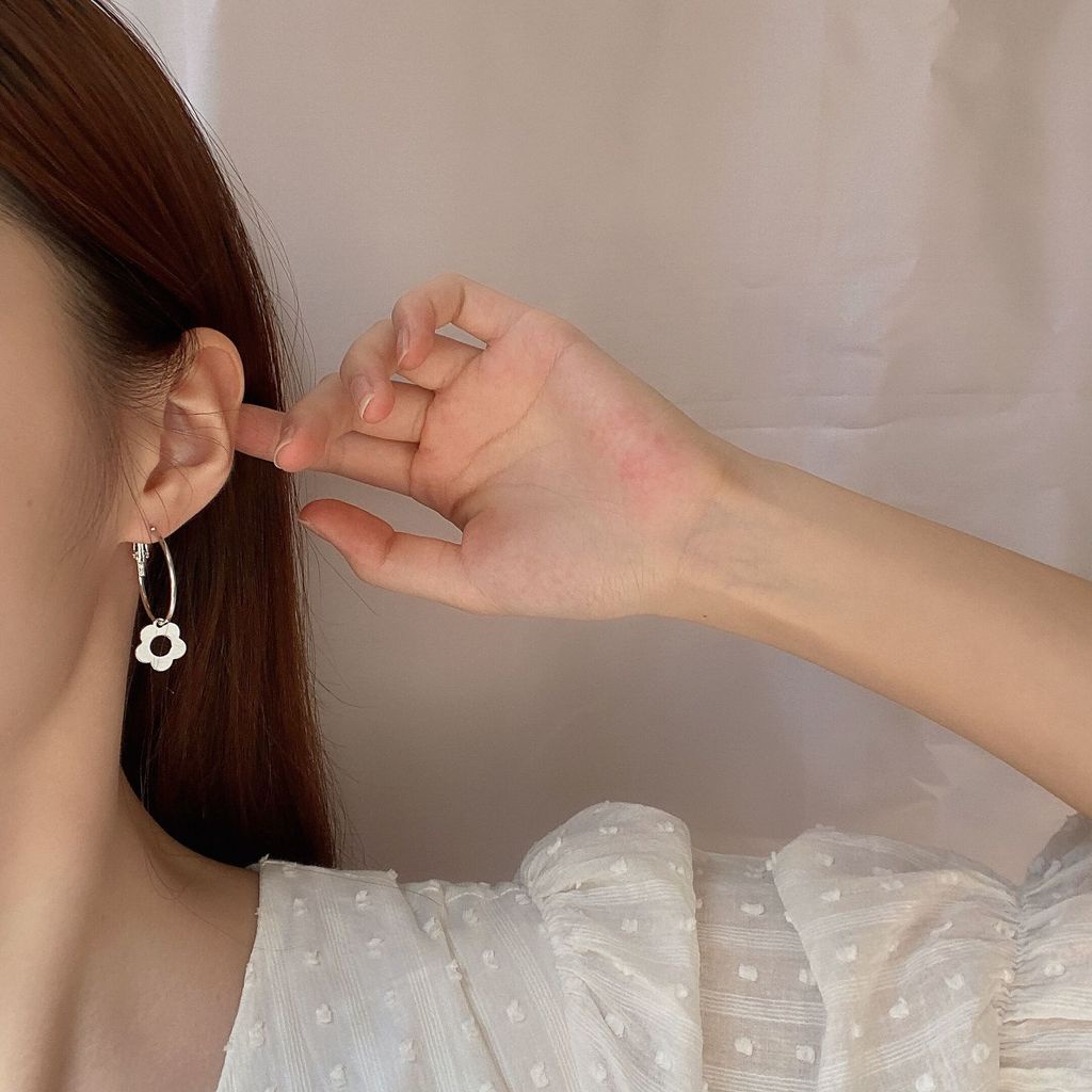 Anting Tusuk Motif Bunga Simple Trendy Untuk Wanita