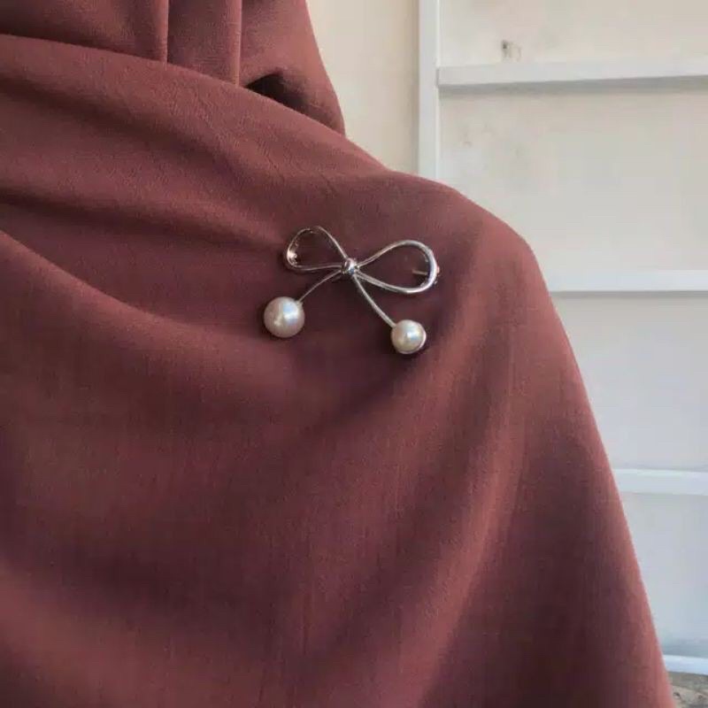 Brooch / bros pita / bros lucu / bros cantik / bros jilbab / bros laris / bros murah / bros cewek / Bros Geometri Terlaris Model Pita Warna Gold Silver dengan Mutiara / Bros Wanita Korean Style Bros Mutiara Brooch BZO-Pita 2pearl silver