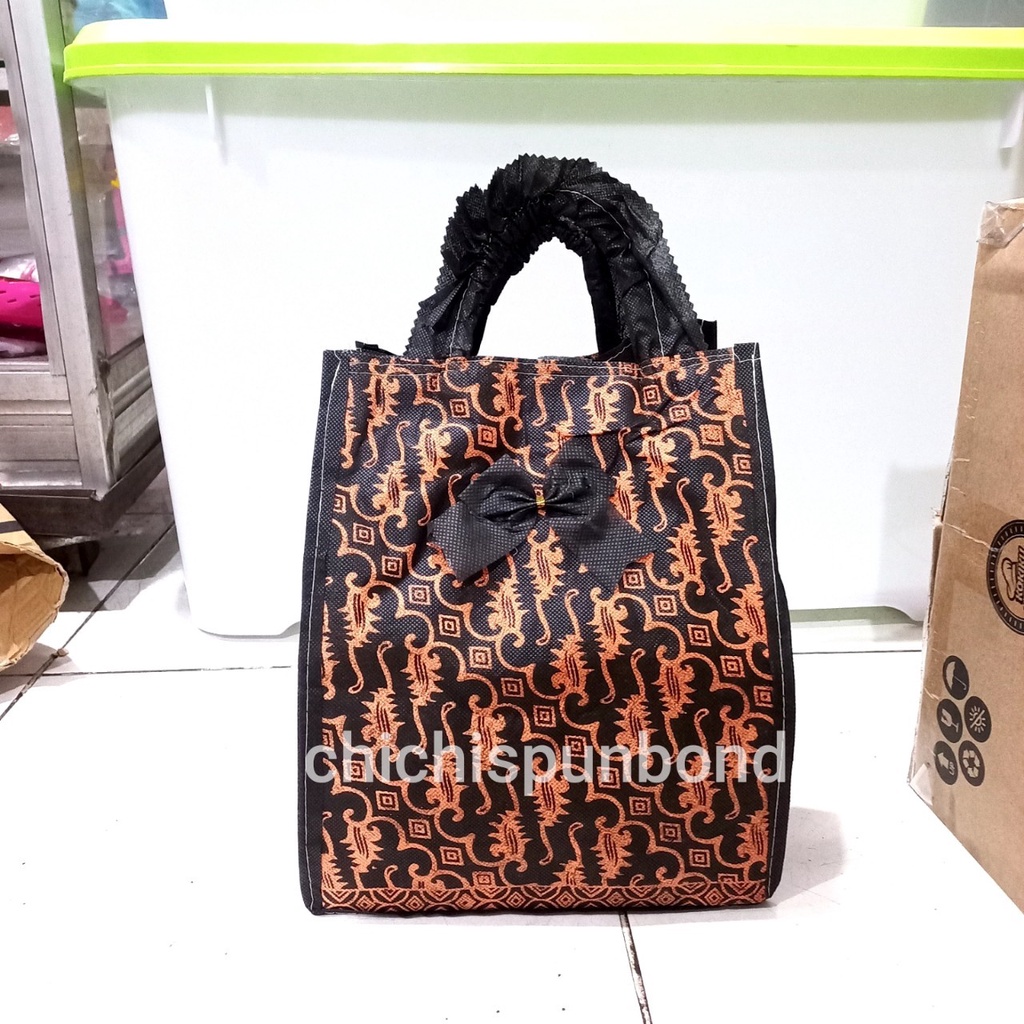 

tas hajatan spunbond nindy batik 22 lusinan