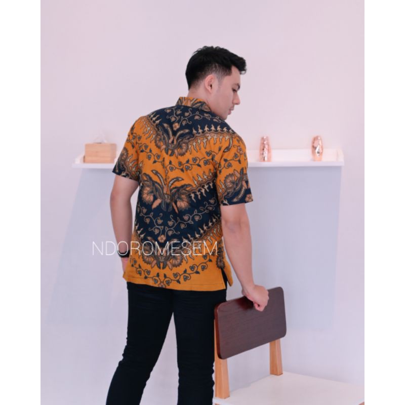 BATIK NDOROMESEM PRIA LENGAN PENDEK AJOTOSATRU KUNING NAVY KATUN HALUS