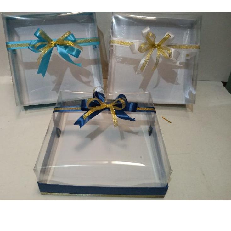 

Produk Favorit box hantaran untuk kue ukuran 30*30*5 tinggi mika 10cm dg pita satin hias
