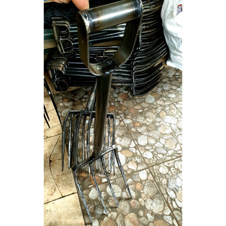 Garpu Tanah 4 Jari  Gagang besi