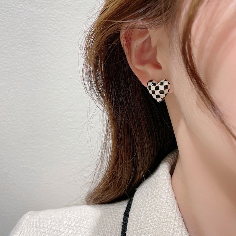 Anting Bentuk Hati Motif Kotak-Kotak Warna Hitam Dan Putih Gaya Korea