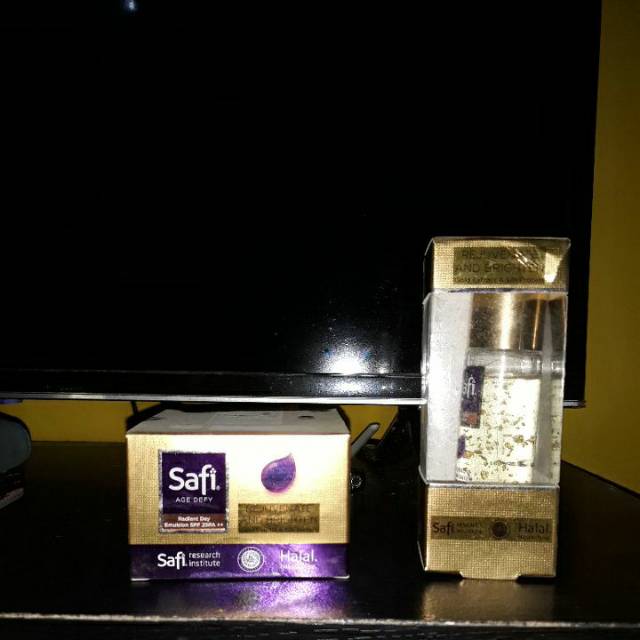 Safi Age Defi Gold Water Essence dan Safi Radiant Day Emulsion SPF 25PA++ ( PAKET )