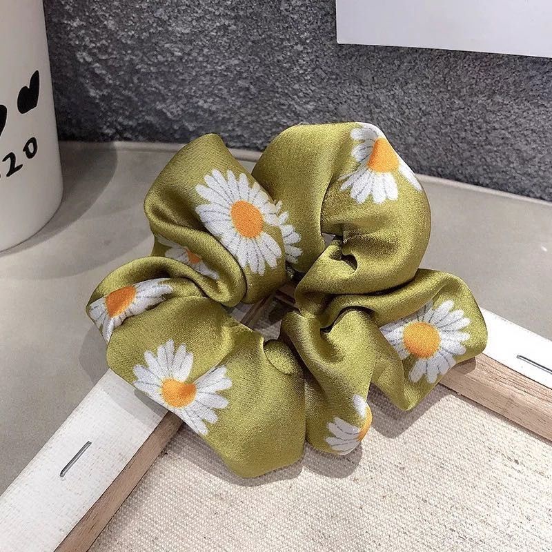 Scrunchie Bunga Daisy Bahan Satin Silky Cepol Rambut Ikat Rambut Korea Kunciran