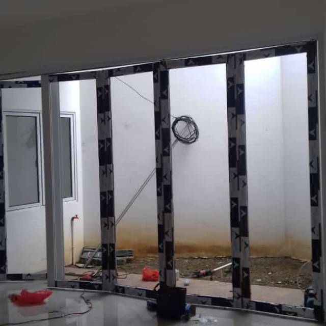 Kusen pintu lipat aluminium kaca