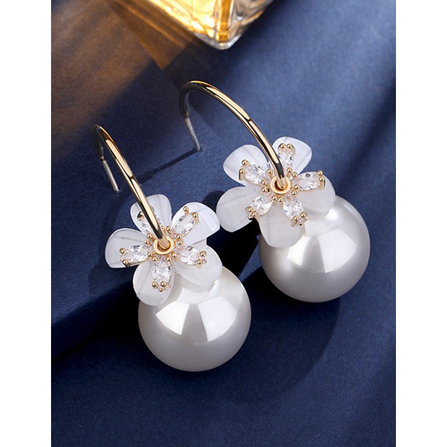 LRC Anting Tusuk Fashion White Alloy Earrings With Pearl Petals And V1102X