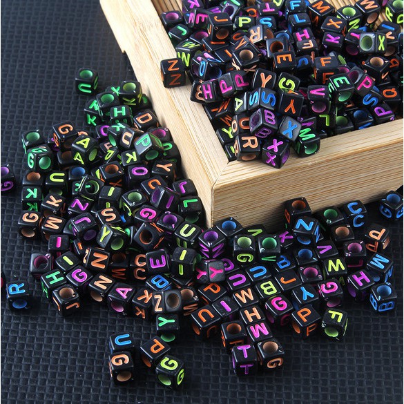 100 Pcs Manik-Manik Huruf Alfabet Campur Warna Hitam Bahan Akrilik Ukuran 6X6mm Untuk Membuat Perhiasan