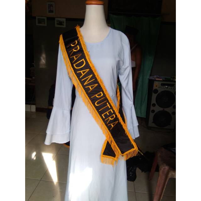 Selempang wisuda full renda rumbai