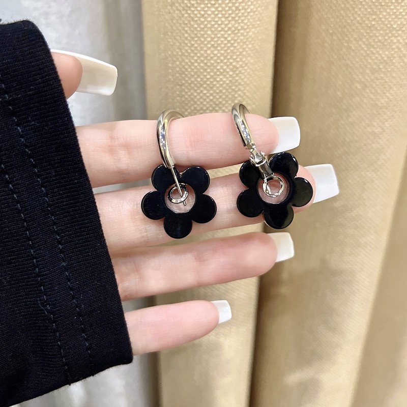 Anting Tusuk Motif Bunga Warna Hitam Untuk Wanita