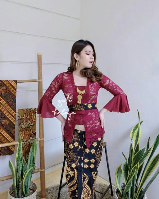 Kebaya Lonceng Marun dengan Rok Wiru